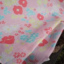 tissu fleurs roses-jaunes-blanches- fond rose clair