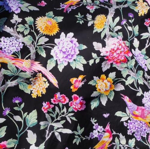 tissu oiseaux -pivoines fuschia et parmes fond noir