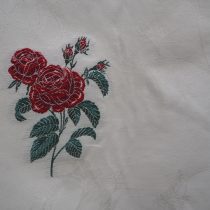 Tissu DIANE  - Roses rouges - fond écru - 140cm