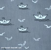 tissu FOUCAULT  petit bateau fond gris -popeline