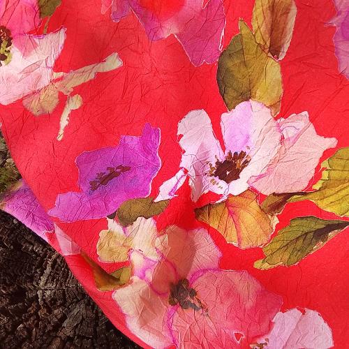 tissu fleurs pavots fond rouge coton froissé
