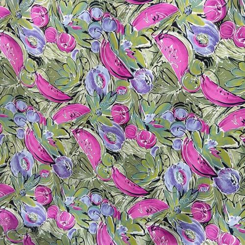 Tissu fruits violets , roses ,sur fond feuillages verts