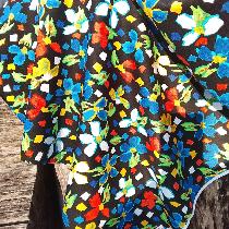 Tissu piqué de coton- fleurs fond noir nid d'abeille