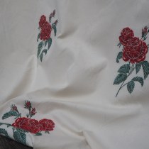 Tissu DIANE  - Roses rouges - fond écru - 140cm