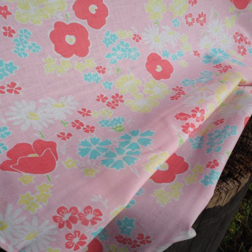 tissu fleurs roses-jaunes-blanches- fond rose clair