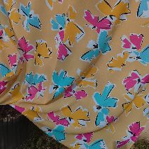 tissu grandes fleurs sur fond jaune paille