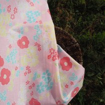 tissu fleurs roses-jaunes-blanches- fond rose clair